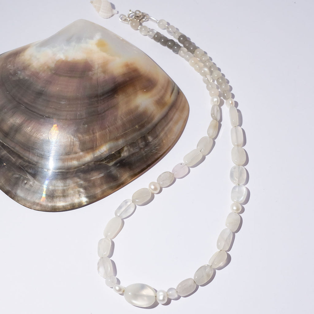 A shimmering swirl of misty moonstone our Necklace Cay Pearly Moon will add a touch of magic to your outfit.