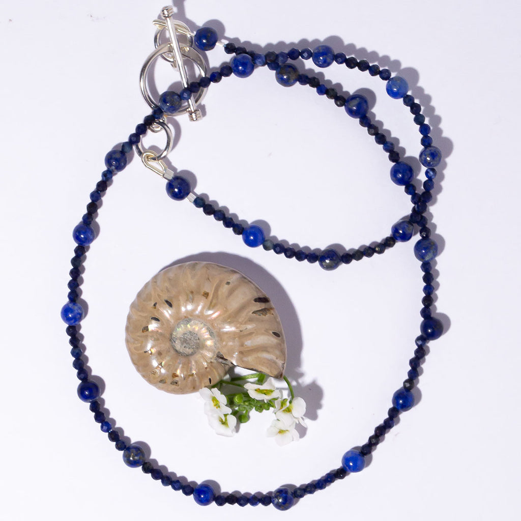 A chic strand of deep dark blue lapis lazuli beads. This gorgeous necklace is perfect for layering or use as a chain to hang your favourite pendant on.