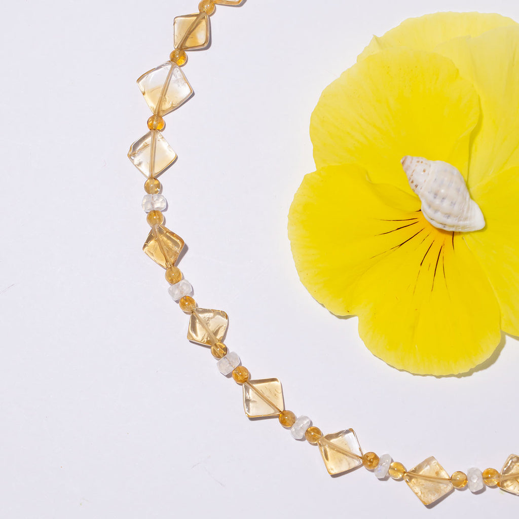 Add some sunshine style to your life with our gorgeously golden Necklace Gemstone Geo Sunshine.