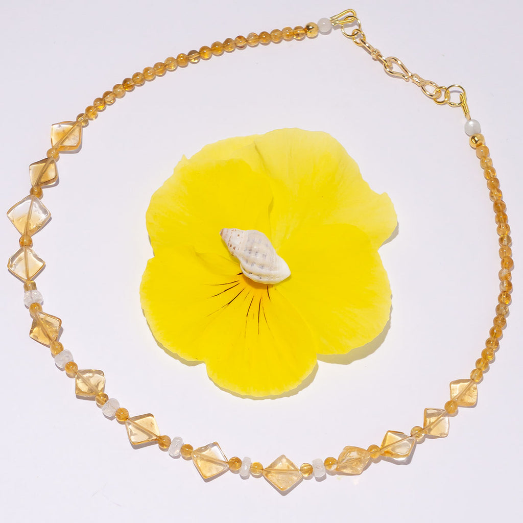 Add some sunshine style to your life with our gorgeously golden Necklace Gemstone Geo Sunshine.