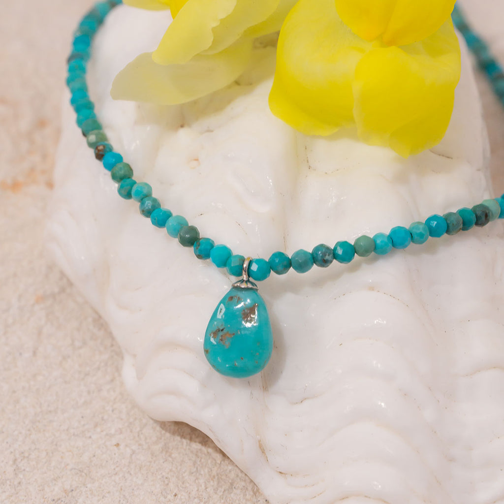 The perfect balance of delicate & bold this gorgeous natural turquoise necklace lets it’s intense colour steal the show.